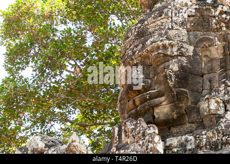 Große geschnitzte menschliche Gesicht auf Turm am Eingang Ost Mebon Tempel in Angkor Wat, Kambodscha archäologischer Park Stockfoto