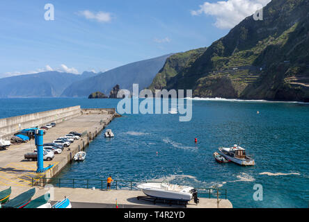 Porto Moniz, Madeira, Portugal - 18 April 2018: Fischerei-und Yachthafen in Porto Moniz an der Nordküste Madeiras. Portugal Stockfoto