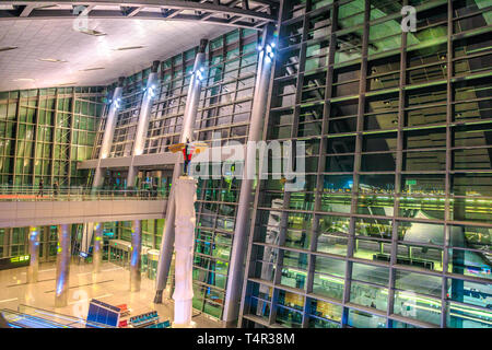 Doha, Katar - Februar 24, 2019: Einrichtung der Lobby von Hamad International Airport oder Flughafen Doha Hamad, der einzige Flughafen in Katar zu öffnen Stockfoto