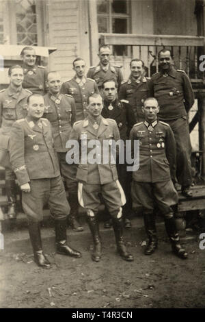 Eichenlaub Sieger Generalleutnant Wilhelm Schmalz, Kommandeur der Fallschirm-Panzer-Korps 'Hermann Göring'-Bestellungen und Dekorationen ein Eisernes Kreuz 1.Klasse 1939 in der frühen chinkel" Form, die durch die Paul Meybauer Unternehmen in Berlin, Bügeleisen Zentrum in einem Nickel Silber Rahmen. Breite 42,7 mm. Gewicht 14 g. Auch eine Panzerschlacht Abzeichen in Bronze in hohlen Zink von der C.E. gemacht Juncker, Berlin. Mit Ausnahme von ein paar Bereiche, die Bronzing intakt ist. Breite 41,8 mm. Gewicht 15,6 g. Zusammen mit einem 5-teilig Medaillen bar mit: Eisernes Kreuz 2.Klasse 1939, Si 20. Jahrhundert Editorial-Use - Nur Stockfoto