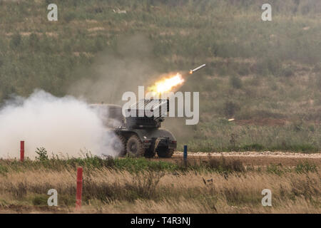 MLRS BM-21 Grad feuern Raketen auf Schießstand des Alabino. Stockfoto