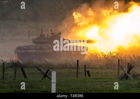 September 9, 2016. Alabino, Russland. Tank T-72B3 ist das schießen auf Zielscheiben Alabino Bereich. Stockfoto