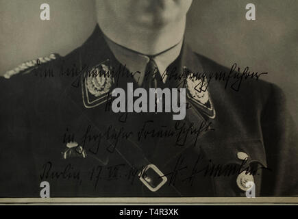 Heinrich Himmer - Walter Darré - ein signiertes Portrait Großes Foto von Himmler mit Widmung (Tr.) "Der Reichsminister SS-Obergruppenführer Walter Darré in herzlicher Freundschaft Berlin, 17.VII.1936. H. Himmler." 35 x 30 cm. Aufgrund der unterschiedlichen Auffassungen, Darré wurde durch "seinen Freund" Himmler 1938 von seiner Position als Leiter der Rennen und Abrechnung Amt entlassen. historischen, historische, 20. Jahrhundert, 1930er Jahre, NS, Nationalsozialismus, Nationalsozialismus, Drittes Reich, Deutsche Reich, Deutschland, Deutsche, Nationalsozialismus, Nationalsozialismus, Nationalsozialismus, Faschismus, Editorial-Use - Nur Stockfoto