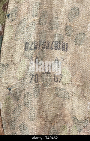 Ein Feld Tunika M43 in 'Erbstarn 'Pattern camouflage für Panzer Besatzungen Baumwolltuch bedruckt, in multi-color' Erbstarn" (PEA) Camouflage. Tasten aus schwarzem Kunststoff, grau Innenauskleidung. Die Jacke, die innen mit Depot Stanz- und RB-Nummer. Ein zeitgenössisches Werk aus M43 in den Schnitt des Sturmgeschütz Crew Jacke zugeschnitten waren und von den Besatzungen der SS verwendet motorisierten Formationen. Minimale Nutzung, blasse Farben. Selten. historischen, historische, 20. Jahrhundert, 1930S, 1940s, Waffen-SS, bewaffneten Division der SS, bewaffneten Service, Streitkräfte, NS, Nationalsozialismus, Nationalsozialismus, Drittes Reich, Deutsche Rei, Editorial-Use - Nur Stockfoto
