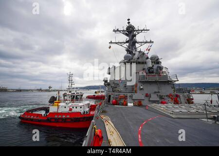 190415-N-QR 145-049 Varna, Bulgarien (15. April 2019) einen Schlepper hilft der Arleigh-Burke-Klasse geführte Anti-raketen-Zerstörer USS Ross (DDG71) Ankunft in Varna, Bulgarien, 15. April 2019. Ross, Vorwärts - Rota, Spanien eingesetzt, ist auf seine achte Patrouille in den USA 6 Flotte Bereich der Maßnahmen zur Unterstützung der US-amerikanischen nationalen Sicherheitsinteressen in Europa und in Afrika. (U.S. Marine Foto von Mass Communication Specialist 2. Klasse Krystina Coffey/Freigegeben) Stockfoto