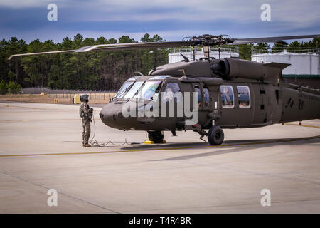 Der US-Heeresflieger mit der 1 st-150 th Assault Helicopter Bataillon, New Jersey Army National Guard, bereiten Olta Xhaçka, albanischen Minister für Verteidigung, und die Mitglieder des albanischen Ministeriums für Verteidigung und albanischen Streitkräfte in ein UH-60M Black Hawk Hubschrauber nach einer Tour von New Jersey, die Army National Guard Army Aviation Support Service bei Joint Base Mc Guire-Dix - Lakehurst, New Jersey, April 17, 2019 fliegen. Im Jahr 2001, der Republik Albanien unterzeichnete bilaterale Angelegenheiten Vereinbarung mit dem US-Verteidigungsministerium und New Jersey offiziell zur Gründung der neuen Jersey-Albanian Partnerschaft Programm. Die N Stockfoto