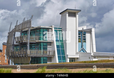 Die Millennium Coastal Park Discovery Centre mit Blick auf Llanelli Beach in South Wales auf einem sonnigen, aber stürmischen Tag im Sommer. Wales Stockfoto