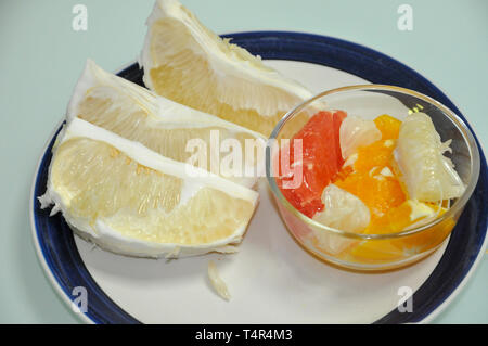Eine Platte mit Zitrusfrüchte Pampelmusen und Grapefruits, Orangen, Blutorangen und pomelo Stockfoto
