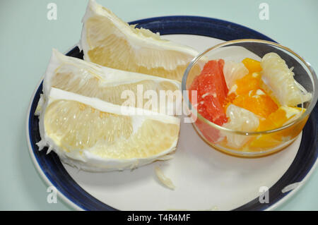 Eine Platte mit Zitrusfrüchte Pampelmusen und Grapefruits, Orangen, Blutorangen und pomelo Stockfoto