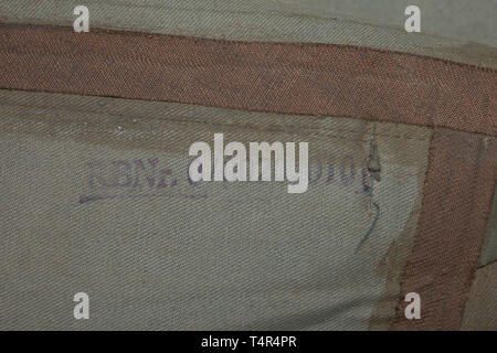 Ein Mantel für Reiter depot Stück mit Reich Fabriknummer Außen gummiert Feld - grau Bettwäsche mit verschweißten Nähten, Feld - grauer Stoff Kragen, Blau lackiertes Metall Tasten, braun Mesh-futter in umgekehrter Schulterbereich, RB Anzahl und Größe Stempel Versand. Wasserdicht, funktionale Sonderheft Kleidung, die auch als Chaussee verwendet werden, wenn auf dem Motorrad durch zusätzliche Tasten und entsprechende Knopflöcher. Stark durch die Militärpolizei während auf Patrouille benutzt. historischen, geschichtlichen, Armee, Streitkräfte, Bundeswehr, Militär, Militaria, Objekt, Objekte, Stills, Clipping, clippi, Editorial-Use - Nur Stockfoto