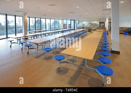 Speisesaal in einem neuen Academy School, West London, UK. Zeigt Klapptische an der richtigen Stelle. Gebäude wurde von einem 1970er Jahren gebaute Bürohaus umgewandelt. Stockfoto