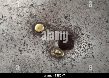 Ein Deutscher bullet-proof kreisförmige Schild (rondache), Ende des 16. Jahrhunderts Schwere, leicht gewölbte Schild, aus einem Stück geschmiedet, mit gedrehtem Rand. Original Futter-und griff Niete mit teilweise erhaltenen Messing ornamentale Scheiben in der Form von Blumen geschnitzt. Auf der Rückseite, die erhaltenen Reste der dekorativen Fransen und ein Fragment der Innenfutter aus Leder. Schuß Streik kennzeichnen und eine weitere bullet Hole, die fast vollständig den Schild eingedrungen ist. Durchmesser 56,5 cm. historischen, geschichtlichen, Additional-Rights - Clearance-Info - Not-Available Stockfoto