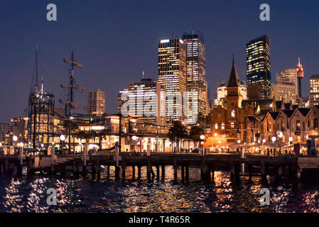 Sydney, New South Wales/Australien - 13. Mai 2016: Gebäude am Hafen von Sydney nachts beleuchtet Stockfoto