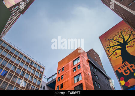 Johannesburg/Südafrika - 19. November 2016: Die Tops der Orange Gebäude gegen einen blauen Himmel im Stadtzentrum Stockfoto