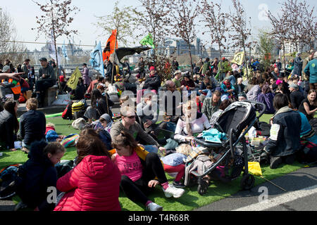London 15 April 2019. Aussterben Rebellion Protest zu Maßnahmen gegen den Klimawandel verlangen. Waterloo Bridge; Garten. Stockfoto