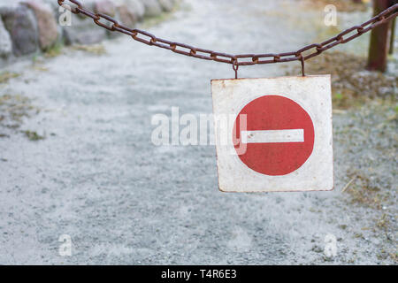 Schild als Zeichen der Hindernisse oder Blockaden Stockfoto