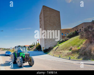 Roa de Duero, Burgos, Spanien - 24. März 2019: Eine landwirtschaftliche Zugmaschine zirkuliert vor dem Gebäude ede del Consejo Regulador de la Denominación Stockfoto