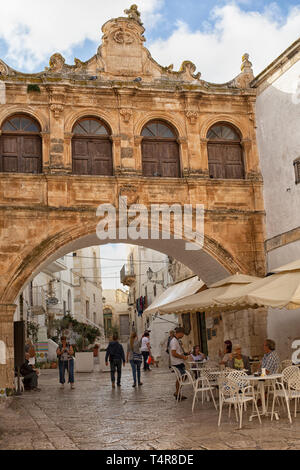 Arco Scoppa von Ostuni, die weiße Stadt, Apulien. Die Scoppa arch von Bishop's Palace vor der Kathedrale. Ostuni, Apulien, Italien Stockfoto