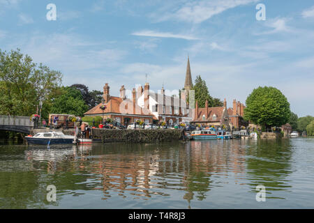 Die alte Anchor Inn mit der St. Helen's Church gesehen von der Themse in Abingdon, Oxfordshire, UK. Stockfoto