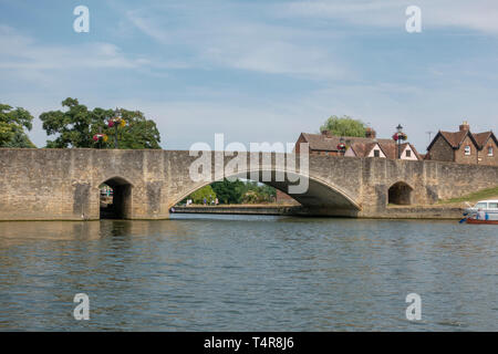 Der südliche Teil von Abingdon Brücke (technisch als Burford Bridge (A 415) von der Themse in Abingdon, Oxfordshire, UK gesehen. Stockfoto