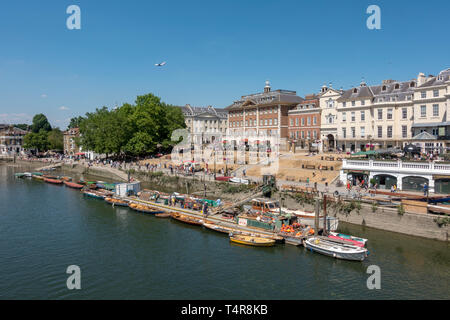 Menschenmassen in Richmond entspannten Tag an der Themse wie von der Richmond Bridge, London, UK gesehen Stockfoto