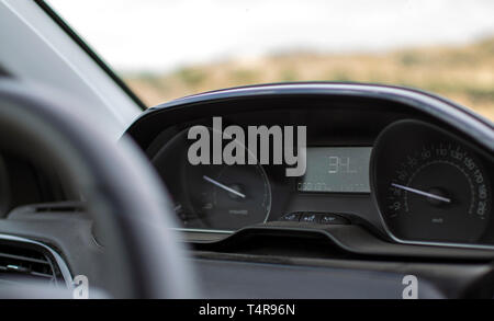 Armaturenbrett und Tacho in einem neuen Auto. Innenraum mit Blick auf die modernen Dashboard in Spanien, 2019 in der Nähe des Armaturenbretts und Speed Meter bei niedriger Geschwindigkeit. Stockfoto