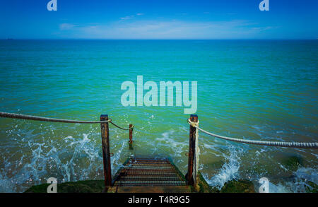 Holz und Eisen mit Seil Treppen Geländer auf das türkisfarbene Wasser im Mittelmeer, Chipiona (Andalusien) Stockfoto