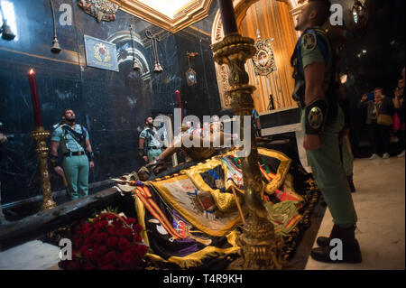 Spanischen Legionäre werden gesehen, um die Zeremonie, die eine Statue Jesu Christi der Mena (Cristo de Mena) in eine Kirche, da sie Teil während der Heiligen Woche teilnehmen. Spanischen Legionäre über dem Land nehmen Sie teil an einem religiösen Ritual mit einer Statue des Christus von Mena seinen Tod zu ehren. Stockfoto