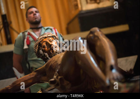 Eine spanische Legionnaires gesehen an der Zeremonie in der Umgebung eine Statue Jesu Christi der Mena (Cristo de Mena) in einer Kirche, wie er Teil während der Heiligen Woche dauert. Spanischen Legionäre über dem Land nehmen Sie teil an einem religiösen Ritual mit einer Statue des Christus von Mena seinen Tod zu ehren. Stockfoto