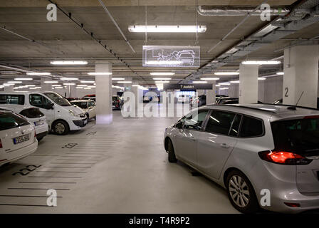 Hamburg, Deutschland. 17 Apr, 2019. Ein Auto fährt in das Parkhaus der Elbphilharmonie. Autonome Parkplatz wird im nächsten Jahr in der Multi getestet werden Parkhaus des Hamburger Konzerthaus. Die ynCoPark" Projekt soll es möglich machen, in technisch ausgestatteten Autos am Eingang des "multi Elphi' zur Hand Parkhaus und dann wieder abholen an der Ausfahrt nach einem Konzert besuchen. Quelle: Axel Heimken/dpa/Alamy leben Nachrichten Stockfoto