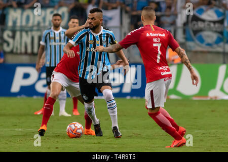 RS - Porto Alegre - 04/17/2019 - Gaucho2019, Gremio x Internacional - Maicon tun Gremio Streitigkeiten Angebot mit Nico Lopez tun Internacional während des Spiels in der Arena tun Gremio Stadium für die Landesmeisterschaft 2019 Foto: jeferson Guareze/AGIF Stockfoto