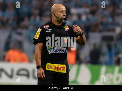 RS - Porto Alegre - 17/04/2019 - Gaucho2019, Gremio x Internacional - Schiedsrichter Jean Pierre Goncalves de Lima bei einem Match zwischen Gremio und Internacional in der Arena der Gilde durch den Staat 2019. Foto: jeferson Guareze/AGIF Stockfoto