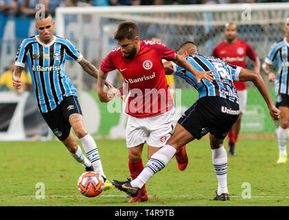 RS - Porto Alegre - 04/17/2019 - Gaucho2019, Gremio x Internacional - Luan tun Gremio Wettbewerbe Angebot mit Rafael Sobis Internacional während des Spiels in der Arena tun Gremio Stadium für die Landesmeisterschaft 2019 Foto: jeferson Guareze/AGIF Stockfoto