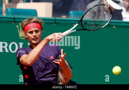 Roquebrune Cap Martin, Frankreich. 17 Apr, 2019. Alexander Zverev von in Deutschland an eine Rückkehr während singles das zweite Match gegen Felix Auger-Aliassime von Kanada an der Monte Carlo Rolex Masters Tennis Turnier in Roquebrune Cap Martin, Frankreich, 17. April 2019. Credit: Nicolas Marie/Xinhua/Alamy leben Nachrichten Stockfoto