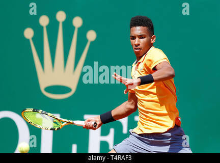Roquebrune Cap Martin, Frankreich. 17 Apr, 2019. Felix Auger-Aliassime von Kanada hits eine Rückkehr während singles das zweite Match gegen Alexander Zverev Deutschlands am Monte Carlo Rolex Masters Tennis Turnier in Roquebrune Cap Martin, Frankreich, 17. April 2019. Credit: Nicolas Marie/Xinhua/Alamy leben Nachrichten Stockfoto