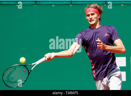 Roquebrune Cap Martin, Frankreich. 17 Apr, 2019. Alexander Zverev von in Deutschland an eine Rückkehr während singles das zweite Match gegen Felix Auger-Aliassime von Kanada an der Monte Carlo Rolex Masters Tennis Turnier in Roquebrune Cap Martin, Frankreich, 17. April 2019. Credit: Nicolas Marie/Xinhua/Alamy leben Nachrichten Stockfoto