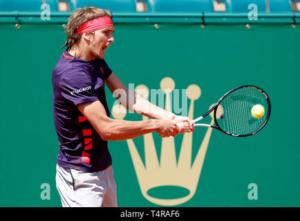 Roquebrune Cap Martin, Frankreich. 17 Apr, 2019. Alexander Zverev von in Deutschland an eine Rückkehr während singles das zweite Match gegen Felix Auger-Aliassime von Kanada an der Monte Carlo Rolex Masters Tennis Turnier in Roquebrune Cap Martin, Frankreich, 17. April 2019. Credit: Nicolas Marie/Xinhua/Alamy leben Nachrichten Stockfoto