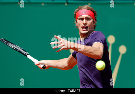 Roquebrune Cap Martin, Frankreich. 17 Apr, 2019. Alexander Zverev von in Deutschland an eine Rückkehr während singles das zweite Match gegen Felix Auger-Aliassime von Kanada an der Monte Carlo Rolex Masters Tennis Turnier in Roquebrune Cap Martin, Frankreich, 17. April 2019. Credit: Nicolas Marie/Xinhua/Alamy leben Nachrichten Stockfoto