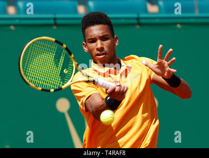 Roquebrune Cap Martin, Frankreich. 17 Apr, 2019. Felix Auger-Aliassime von Kanada hits eine Rückkehr während singles das zweite Match gegen Alexander Zverev Deutschlands am Monte Carlo Rolex Masters Tennis Turnier in Roquebrune Cap Martin, Frankreich, 17. April 2019. Credit: Nicolas Marie/Xinhua/Alamy leben Nachrichten Stockfoto