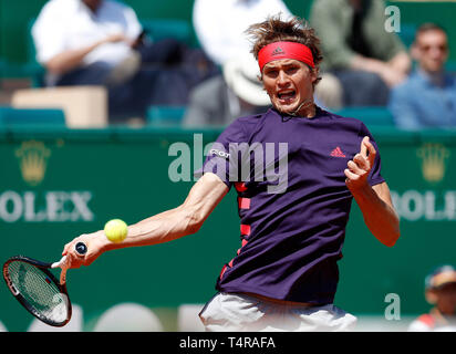 Roquebrune Cap Martin, Frankreich. 17 Apr, 2019. Alexander Zverev von in Deutschland an eine Rückkehr während singles das zweite Match gegen Felix Auger-Aliassime von Kanada an der Monte Carlo Rolex Masters Tennis Turnier in Roquebrune Cap Martin, Frankreich, 17. April 2019. Credit: Nicolas Marie/Xinhua/Alamy leben Nachrichten Stockfoto