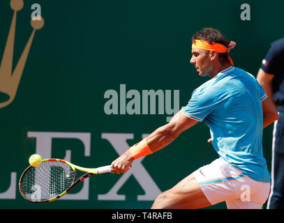 Roquebrune Cap Martin, Frankreich. 17 Apr, 2019. Rafael Nadal von Spanien hits eine Rückkehr während singles das zweite Match gegen Roberto Bautista Agut Spaniens bei der Monte-Carlo Rolex Masters Tennis Turnier in Roquebrune Cap Martin, Frankreich, 17. April 2019. Credit: Nicolas Marie/Xinhua/Alamy leben Nachrichten Stockfoto
