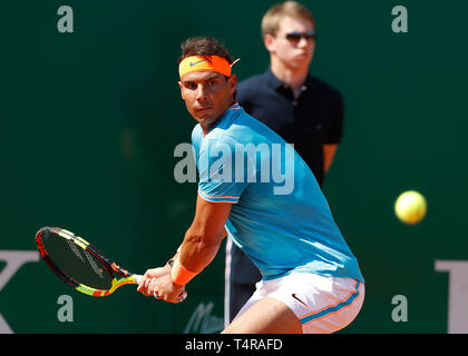 Roquebrune Cap Martin, Frankreich. 17 Apr, 2019. Rafael Nadal von Spanien hits eine Rückkehr während singles das zweite Match gegen Roberto Bautista Agut Spaniens bei der Monte-Carlo Rolex Masters Tennis Turnier in Roquebrune Cap Martin, Frankreich, 17. April 2019. Credit: Nicolas Marie/Xinhua/Alamy leben Nachrichten Stockfoto