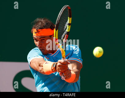 Roquebrune Cap Martin, Frankreich. 17 Apr, 2019. Rafael Nadal von Spanien hits eine Rückkehr während singles das zweite Match gegen Roberto Bautista Agut Spaniens bei der Monte-Carlo Rolex Masters Tennis Turnier in Roquebrune Cap Martin, Frankreich, 17. April 2019. Credit: Nicolas Marie/Xinhua/Alamy leben Nachrichten Stockfoto