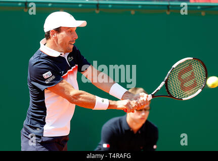 Roquebrune Cap Martin, Frankreich. 17 Apr, 2019. Roberto Bautista Agut Spanien hits eine Rückkehr während singles das zweite Match gegen Rafael Nadal aus Spanien an der Monte Carlo Rolex Masters Tennis Turnier in Roquebrune Cap Martin, Frankreich, 17. April 2019. Credit: Nicolas Marie/Xinhua/Alamy leben Nachrichten Stockfoto