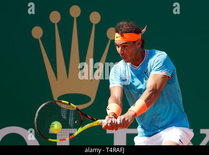 Roquebrune Cap Martin, Frankreich. 17 Apr, 2019. Rafael Nadal von Spanien hits eine Rückkehr während singles das zweite Match gegen Roberto Bautista Agut Spaniens bei der Monte-Carlo Rolex Masters Tennis Turnier in Roquebrune Cap Martin, Frankreich, 17. April 2019. Credit: Nicolas Marie/Xinhua/Alamy leben Nachrichten Stockfoto