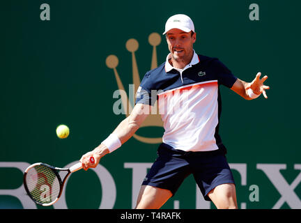 Roquebrune Cap Martin, Frankreich. 17 Apr, 2019. Roberto Bautista Agut Spanien hits eine Rückkehr während singles das zweite Match gegen Rafael Nadal aus Spanien an der Monte Carlo Rolex Masters Tennis Turnier in Roquebrune Cap Martin, Frankreich, 17. April 2019. Credit: Nicolas Marie/Xinhua/Alamy leben Nachrichten Stockfoto
