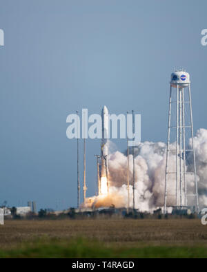 Wallops Island, Virginia, USA. 17 Apr, 2019. Die Antares Rakete Durchführung der Cygnus cargo Raumschiff hebt ab von der NASA Wallops Flight Facility in Wallops Island, Virginia, USA, am 17. April 2019. Eine US-Rakete wurde am Mittwoch von der NASA Wallops Flight Facility auf Virginia's Eastern Shore gestartet Ladung mit resupply Mission der ESA für die Internationale Raumstation (ISS). Die Antares Rakete gebaut von Northrop Grumman hob um 4:46 Uhr EDT, Durchführung der Cygnus cargo Raumschiff an der ISS. Quelle: Xinhua/Alamy leben Nachrichten Stockfoto