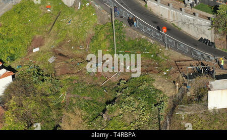 Canico, Portugal. 18 Apr, 2019. Der Ort, an dem ein schweren Busunfall am Tag stattfand, bevor auf der Portugiesischen Ferieninsel Madeira aus auf die Straße geschlossen ist. 29 Leute im Bus Unfall auf der Portugiesischen Atlantikinsel Madeira starb. Nach den bisherigen Feststellungen, es gibt wahrscheinlich viele Deutsche Urlauber unter den Opfern. (Luftbild mit Drone) Credit: Andriy Petryna/dpa/Alamy leben Nachrichten Stockfoto