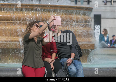 London, Großbritannien. 18 Apr, 2019. Touristen nehmen selfies auf dem Trafalgar Square in London als das Osterwochenende verspricht warme Credit: Amer ghazzal/Alamy leben Nachrichten Stockfoto