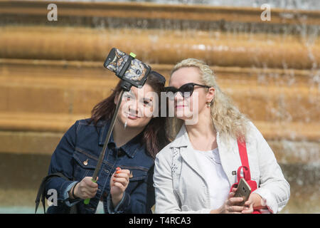 London, Großbritannien. 18 Apr, 2019. Touristen nehmen selfies auf dem Trafalgar Square in London als das Osterwochenende verspricht warme Credit: Amer ghazzal/Alamy leben Nachrichten Stockfoto